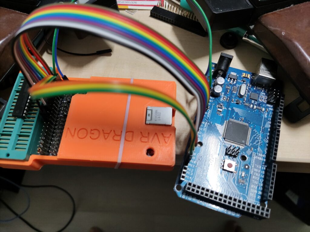 Arduino Mega 2560과 AVR Dragon ZIF 소켓이 점퍼 케이블로 이어져 있고, AVR Dragon ZIF 소켓에는 PALCE22V10H-25PC/4 칩이 꽃혀 있다.